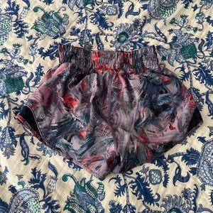 LULULEMON SIZE 0 2.5 HIGH RISE SHORTS